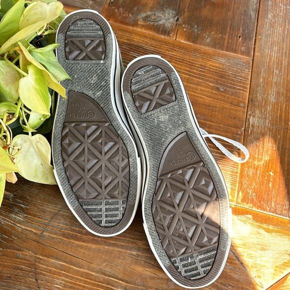 Converse Chuck Taylor’s lace ups women’s size 7 - Picture 6 of 7